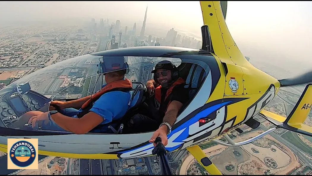پرواز جایروکوپتر دبی - A man taking a selfie on a gyrocopter in Dubai.