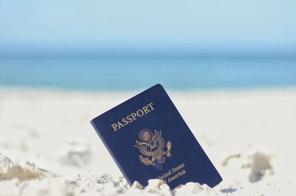 درخواست پاسپورت بعد از گم شدن در دبی - Passport picture on the sand of the beach